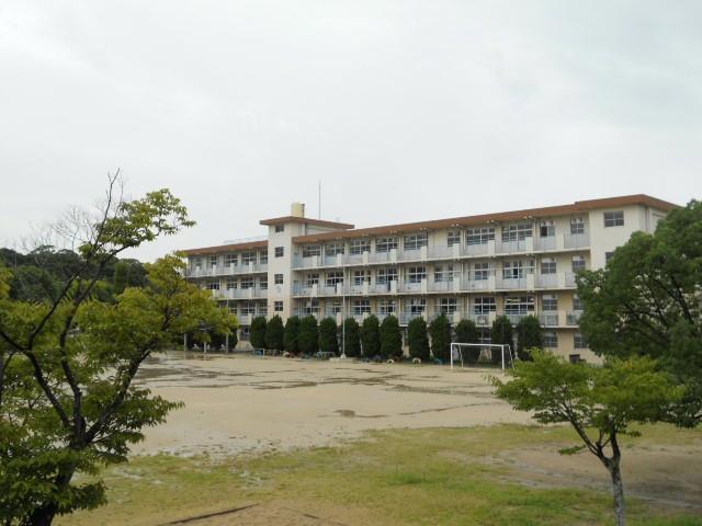 【ドゥマテール穴生５１３号室の小学校】