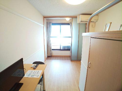 居室・リビング　ワイドな窓にて明るいお部屋