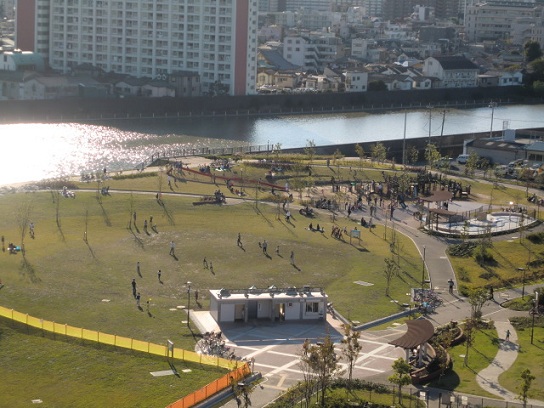 【足立区新田のマンションの公園】