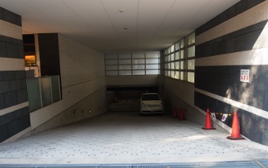 【新宿区四谷のマンションの駐車場】