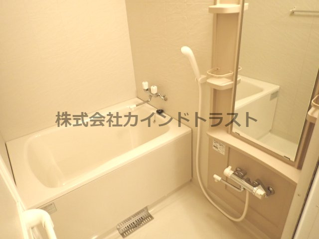 バス・シャワールーム　コンパクトで使いやすいお風呂です