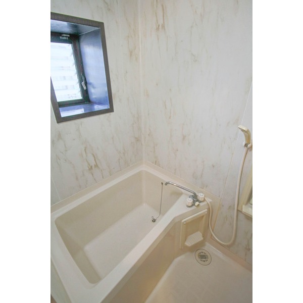 バス・シャワールーム　同じ建物の別の部屋