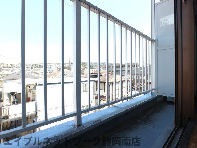 バルコニー　外からの目が気にならないバルコニーで洗濯物が干せます