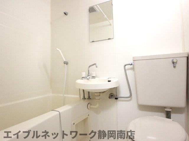 バス・シャワールーム　落ち着いた空間のお風呂です