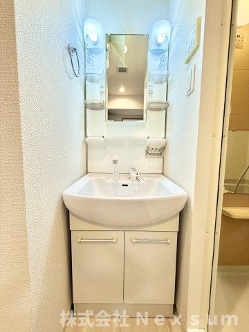 洗面設備　ゆったりとスペースのある洗面所