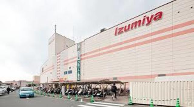 スーパー　イズミヤ千里丘店（スーパー）まで747m