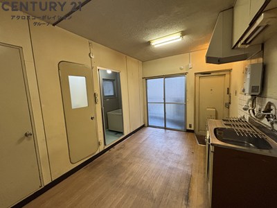 居室・リビング　床色が落ち着いた色合いで、とてもきれいです。