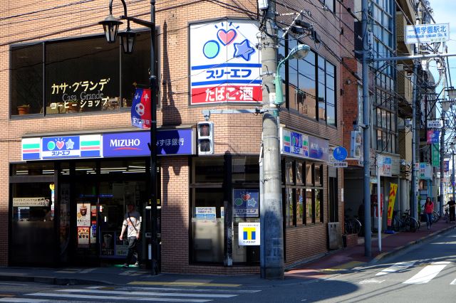 コンビニ　ファミリーマート（コンビニ）まで360m