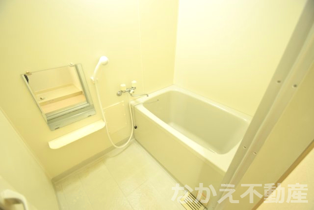 バス・シャワールーム　コンパクトで使いやすいお風呂です