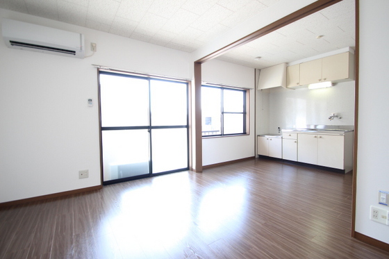 居室・リビング　※他号室の写真です