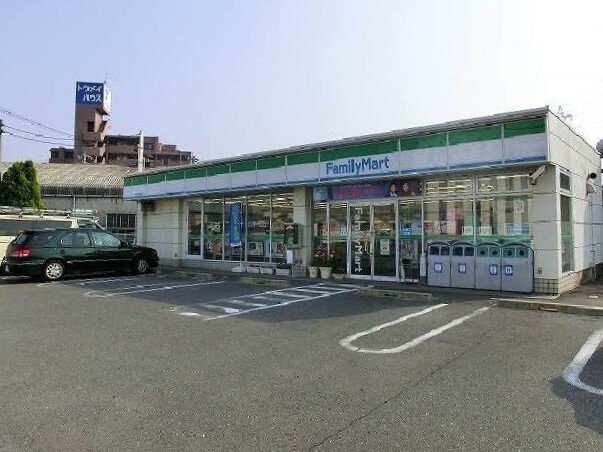 コンビニ　ファミリーマート（コンビニ）まで600m