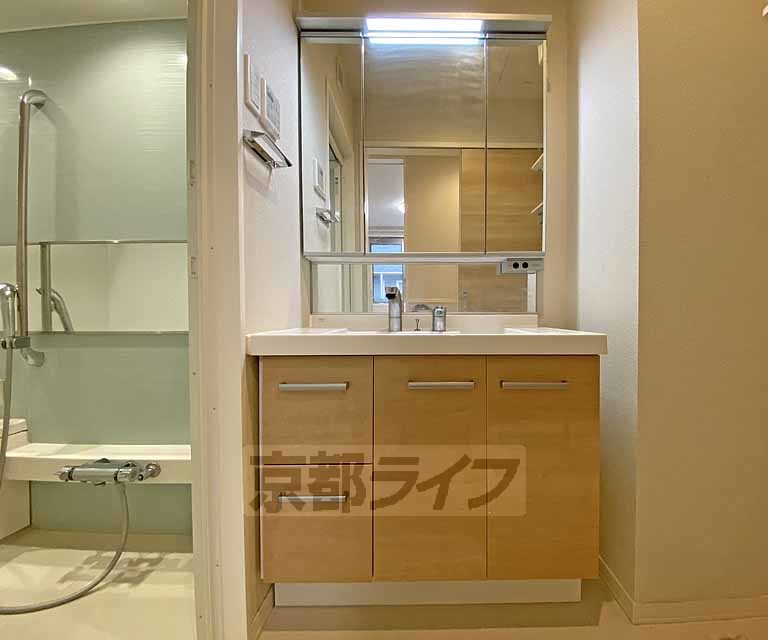 洗面設備　綺麗な洗面化粧台です。