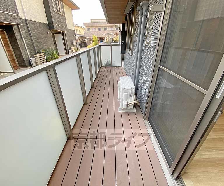 バルコニー　風当りの良いウッドデッキテラスです。