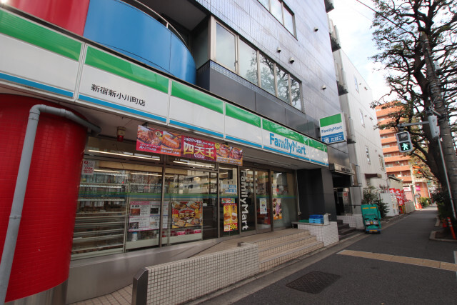 コンビニ　ファミリーマート　新宿新小川町店（コンビニ）まで600m