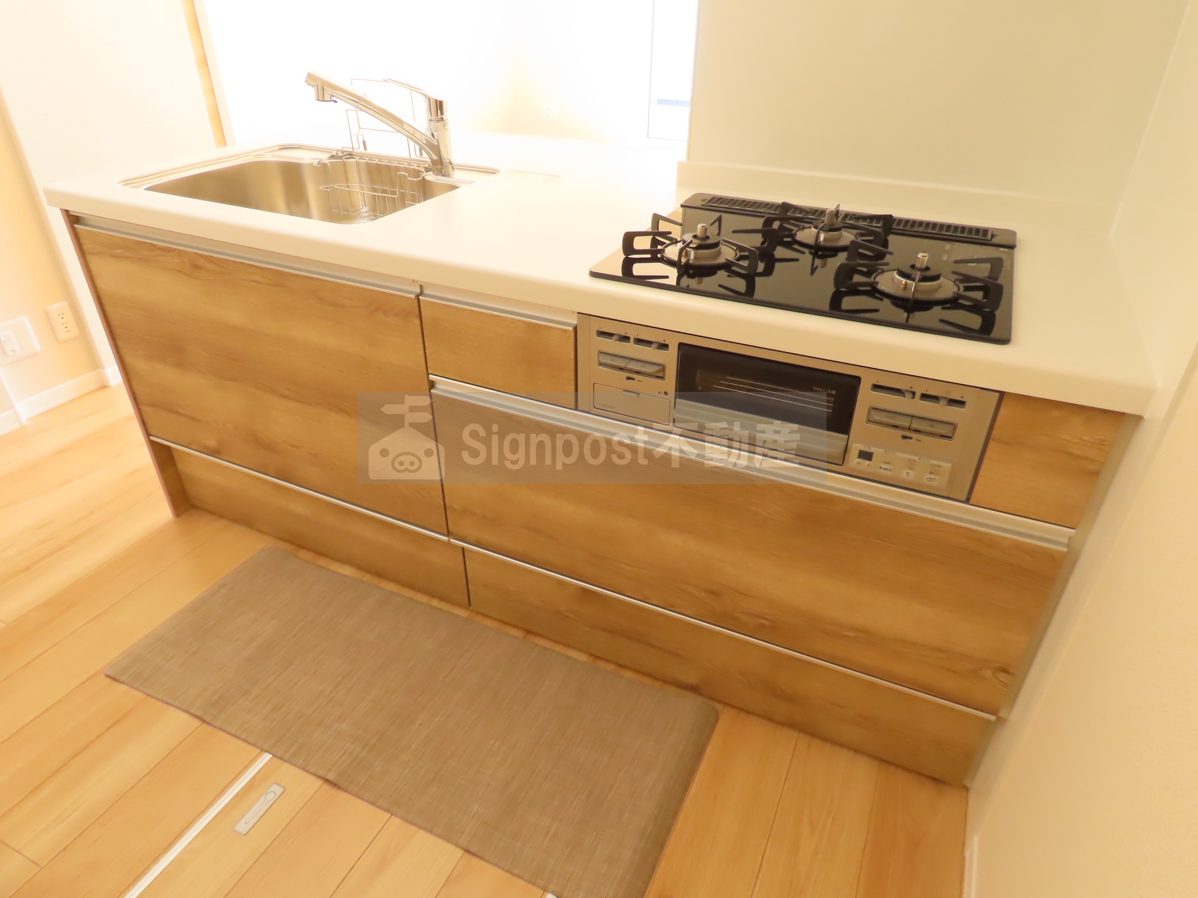 キッチン　３口コンロ付きのシステムキッチン