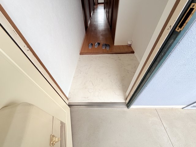 玄関　（イメージ）同タイプの写真です。