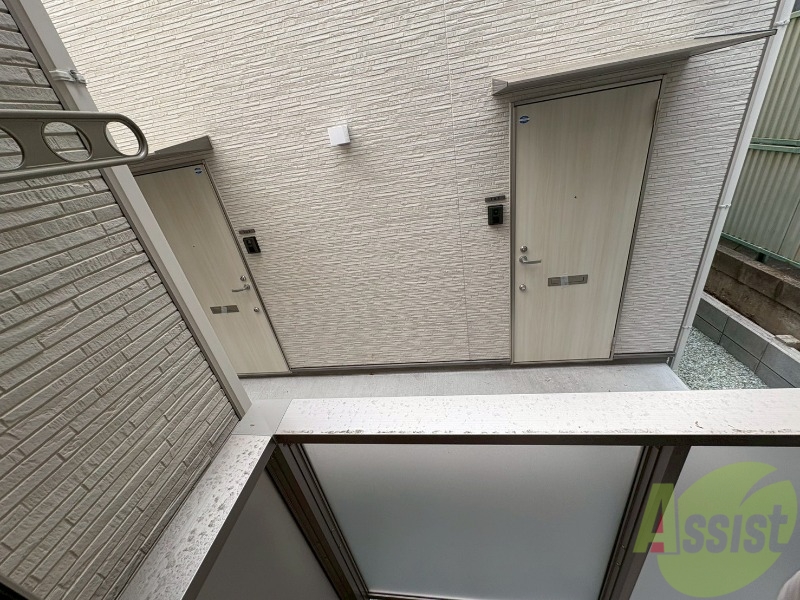 バルコニー　洗濯物干しはあるので晴れた日は外にも干せますね。