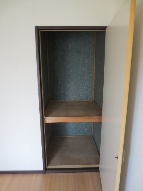 玄関　玄関脇の洋室の物入は0.5帖分ございます♪