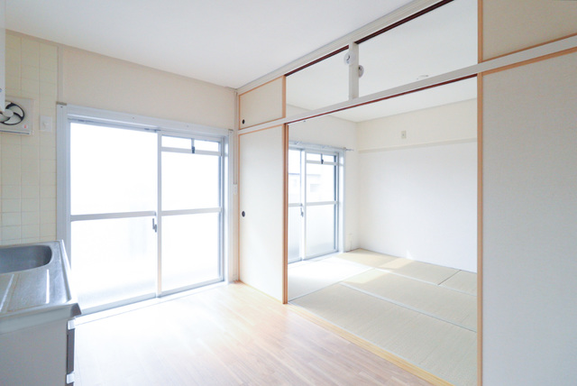 居室・リビング　ダイニング・キッチンと和室をつなげてお使いいただけます