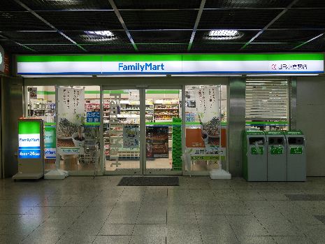 コンビニ　【ファミリーマートＪＲ小倉駅店】（コンビニ）まで308m