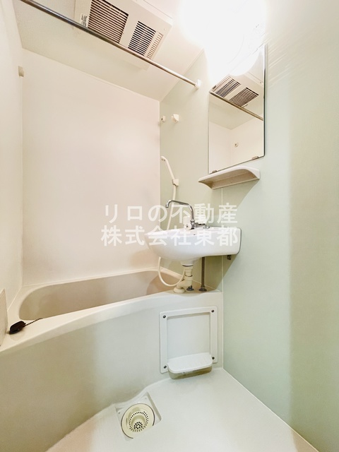 バス・シャワールーム　雨の日のお洗濯だけでなく、カビ予防にも大活躍の浴室乾燥機付♪