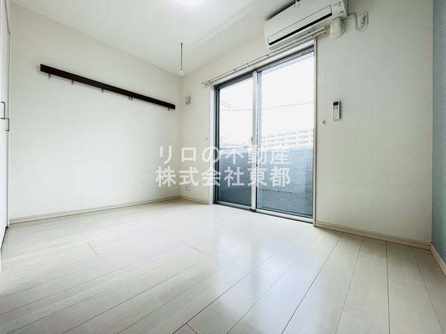 居室・リビング　インターネット使用料無料なお部屋です。