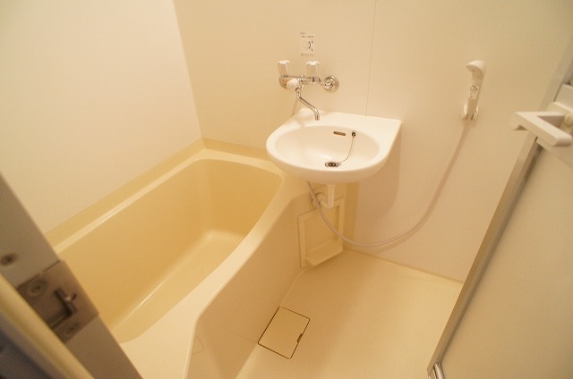 バス・シャワールーム　バストイレ別で清潔感のある水回り