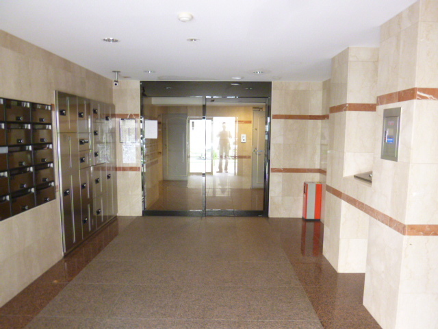 エントランス　防犯カメラ設置で安全性を高めた重厚感のあるエントランスホール