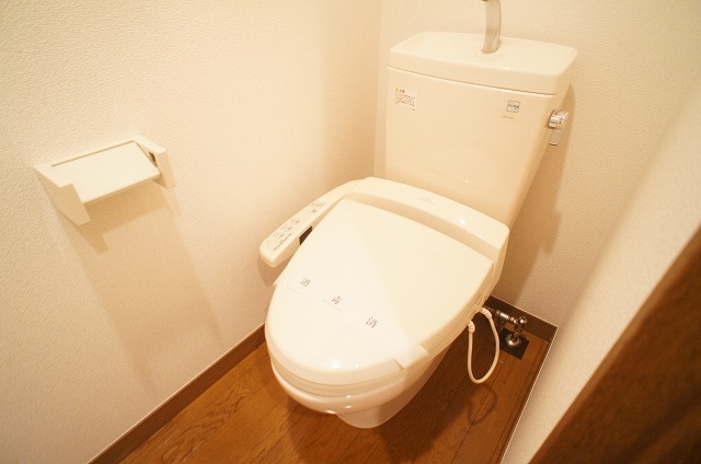 トイレ　バストイレ別で清潔感のある水回り