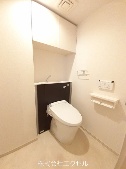 トイレ　温水洗浄便座です。