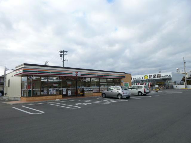 コンビニ　セブンイレブン鈴鹿岡田1丁目店（コンビニ）まで66m