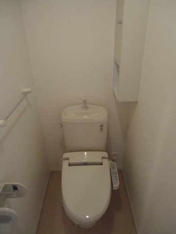 トイレ　落ち着いた色調のトイレです