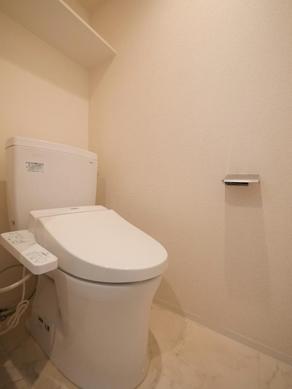 トイレ　落ち着いた色調のトイレです。