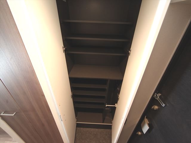 玄関　玄関　シューズボックス付（収納充実してます）