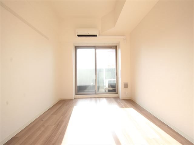 バルコニー　洋室8帖　エアコン完備　バルコニー