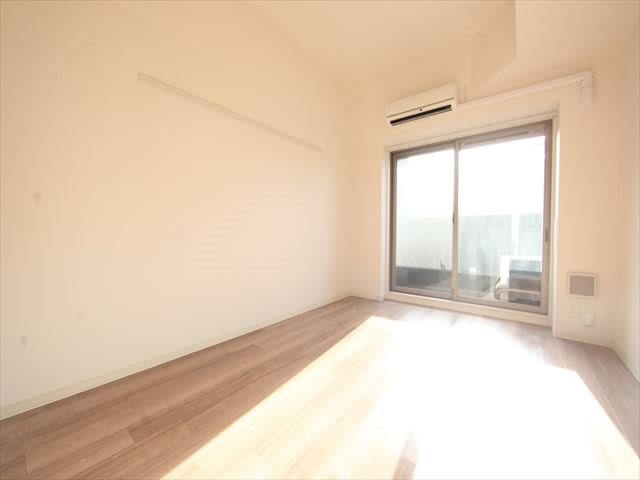 居室・リビング　洋室8帖　エアコン完備　バルコニー