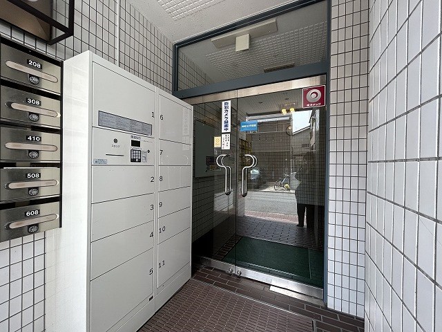 エントランス　宅配ボックス　オートロック付