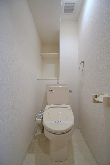トイレ　ウォシュレット付♪上部収納棚あり♪