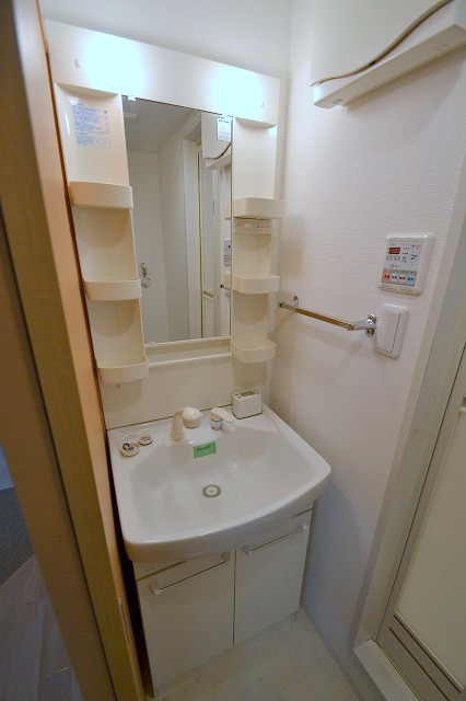 洗面設備　脱衣所内☆シャワー付洗面台付☆