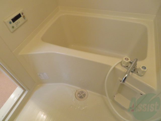 バス・シャワールーム　バスルームは狭すぎず、シャワーも浴びやすそうです。