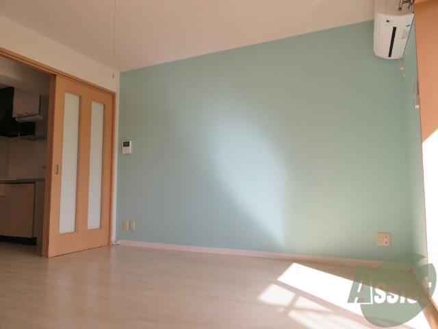 その他部屋・スペース　別の角度から洋室を撮影しました。日射しがあり明るい印象。