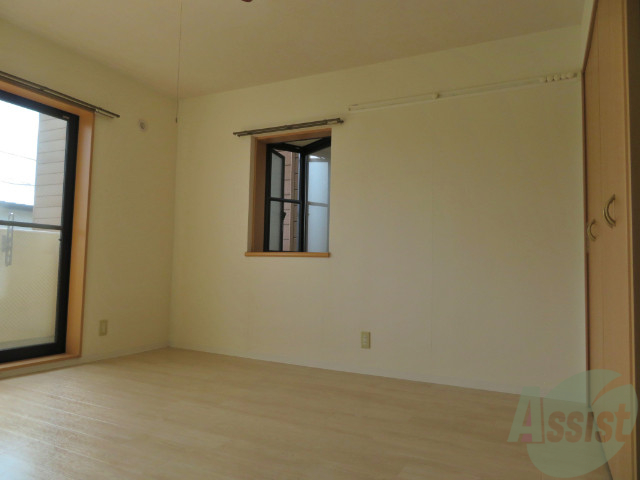 居室・リビング　８．５帖の洋室です。広々として、きれいですね。