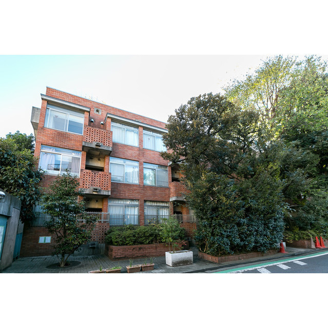 建物外観　写真左側ごみ置き場（２４時間可）