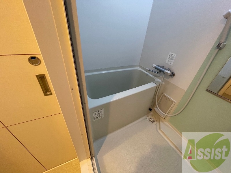 バス・シャワールーム　バスルームは狭すぎず、シャワーも浴びやすそうです。