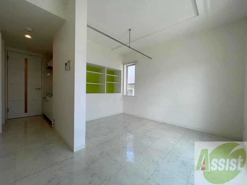 居室・リビング　白さが清潔感を出してくれます。お部屋も明るいですね。