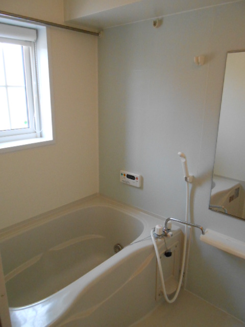 バス・シャワールーム　追焚機能付浴槽・浴室乾燥機・浴室に換気窓有り