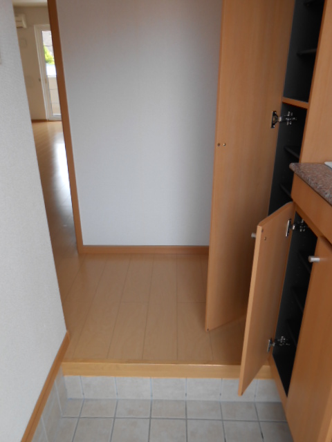 玄関　天井高シューズボックス・小物収納棚有り