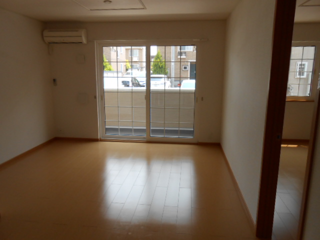 居室・リビング　南面リビング（１３．２畳）・エアコン完備