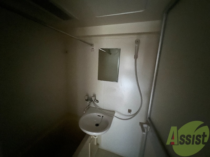 洗面設備　鏡つきです