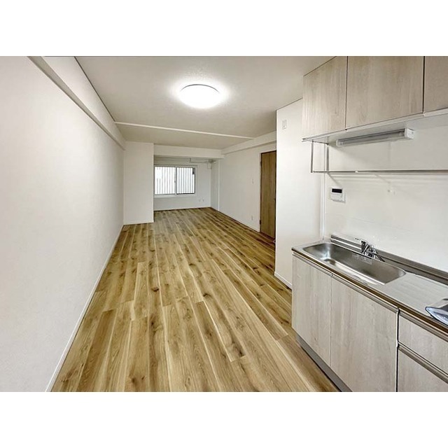 その他部屋・スペース　清潔感のある白壁と木目調の床がお洒落です